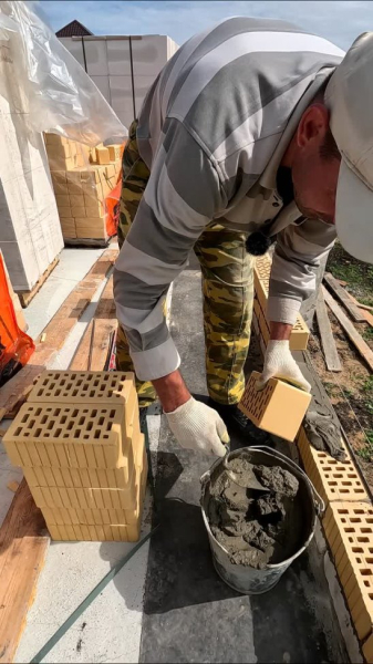 Каменщик кладет кирпич. | Интересный контент в группе Профессия созидатели в ОК (Одноклассники)