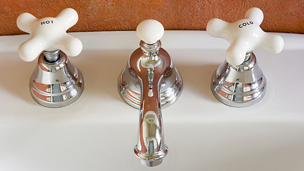 Почему в СССР горячий кран был справа, а теперь оказался слева? Почему в СССР горячий кран был справа, а теперь оказался слева?