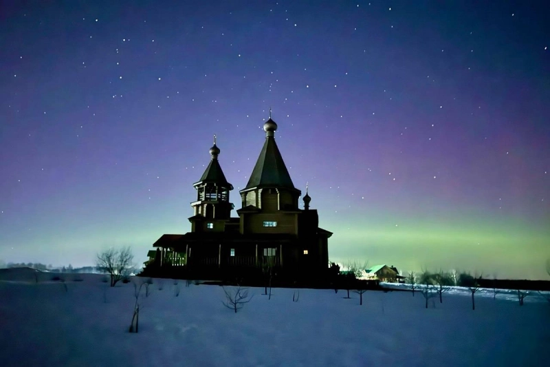 Северное сияние после магнитной бури окрасило небо в европейской части России