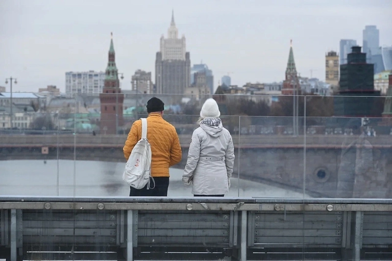 Женщина разбилась насмерть, упав с моста в центре Москвы Женщина разбилась насмерть, упав с моста в центре Москвы