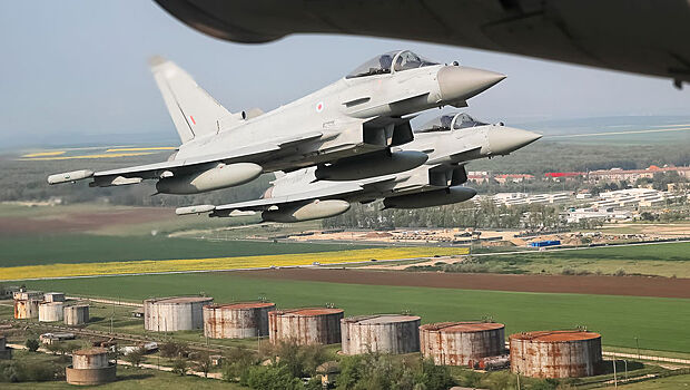 Британский самолет заметили над Черным морем