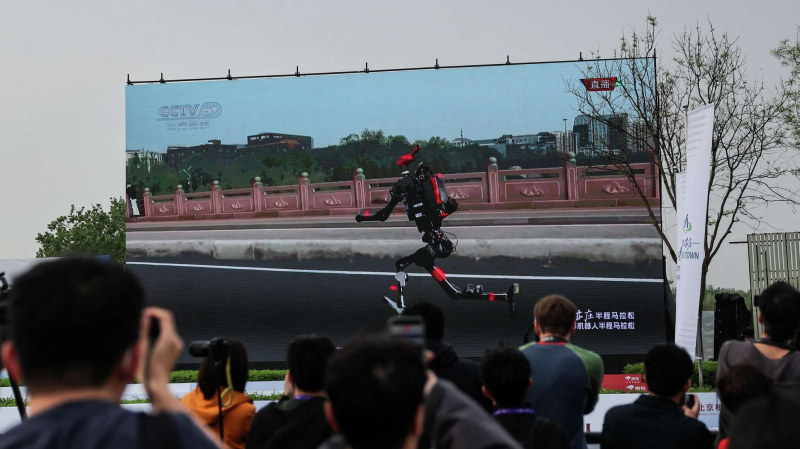 Китайские роботы побили рекорд человека в полумарафоне