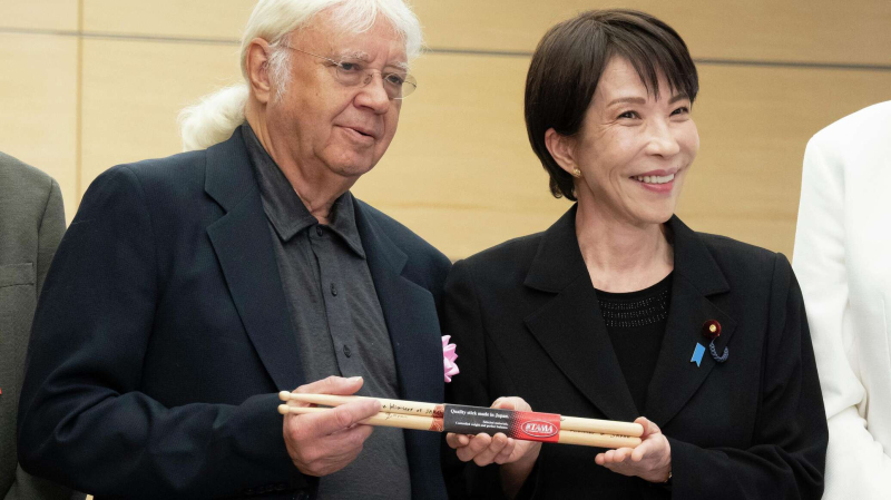 Премьер Японии подарила группе Deep Purple барабанные палочки с автографом