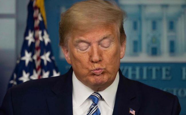 Провел полночи в соцсетях: Трампа опять поймали с закрытыми «от скуки» глазами