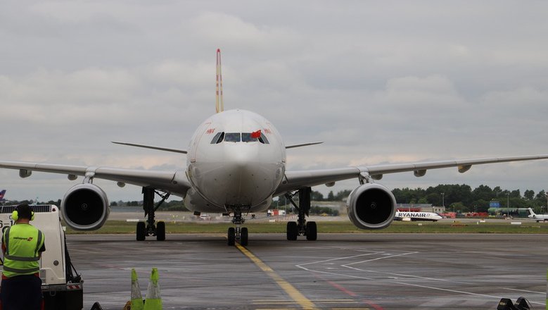 В Ирландии мужчина с топором повредил американский военный самолет