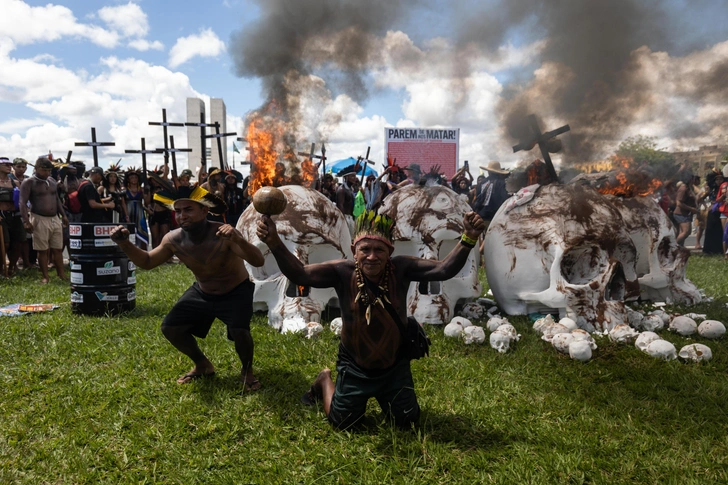 Вы так же истребляете нас: коренные бразильцы сожгли огромные черепа на акции протеста