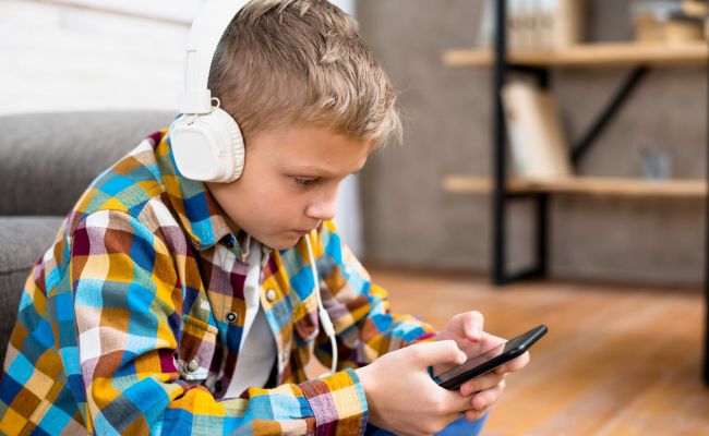 Запрет на соцсети для подростков мало что меняет — исследование