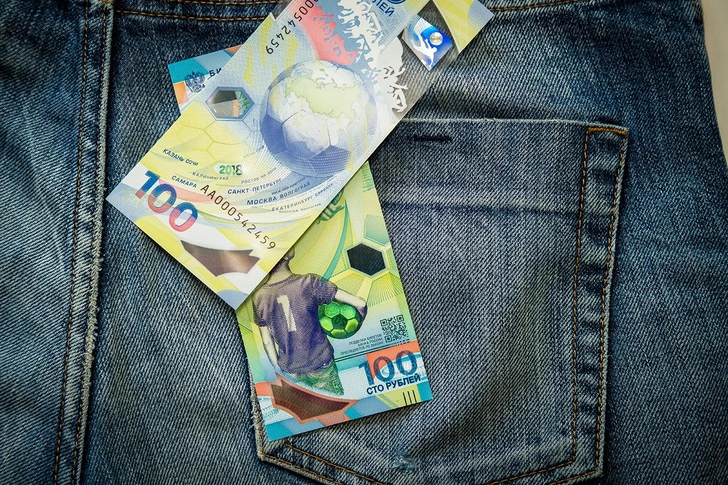 Россиянка продает «футбольные» сто рублей за 7 миллионов. Почему банкнота не стоит таких денег