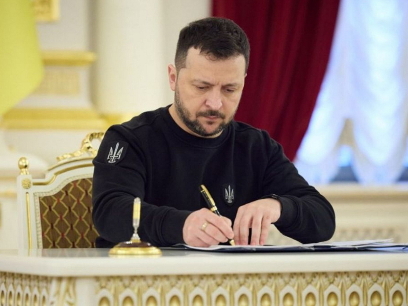 Стало известно, что скрывалось за “указом” Зеленского о параде в Москве