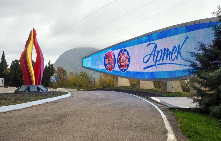Автобус в «Артек» развернулся на полпути: крымские лагеря не примут детей, но в Севастополе заезды будут