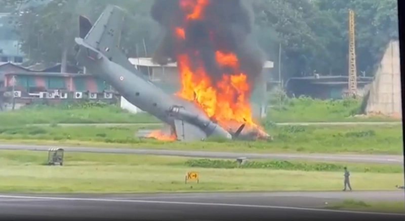 На видео сняли момент падения индийского самолёта Ан-32 на базе Джорхат