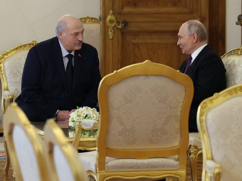 «Обсуждали больше суток»: Путин раскрыл, о чём говорил с Лукашенко на закрытой встрече в Валдае