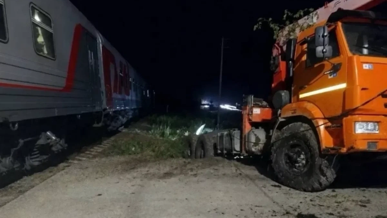 Пассажирский поезд врезался в грузовик в Сахалинской области