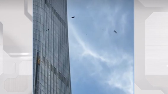 Самолет врезался в небоскреб в Пекине и рассыпался — видео