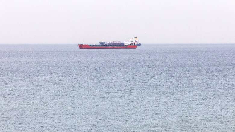 Танкер, находящийся под санкциями США, атакован у побережья Омана