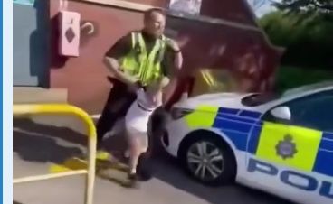 В Британии полицейские с применением силы задержали плачущего 5-летнего мальчика