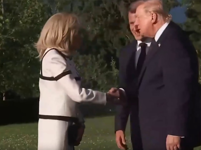 Жест Трампа в адрес первой леди Франции на ужине в Версале смутил Сеть