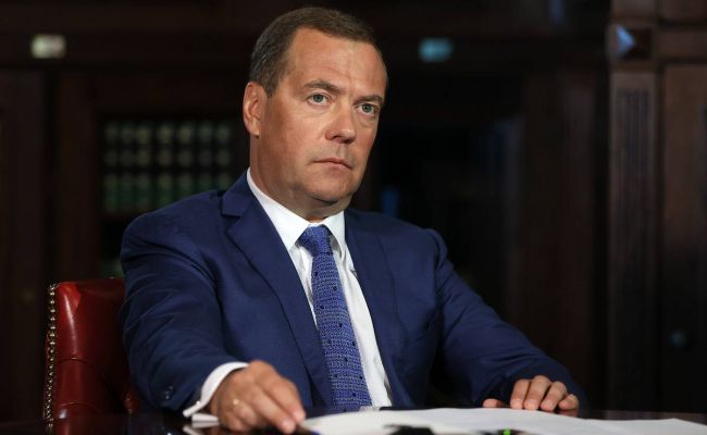 Медведев: «Дикие санкции» Запада не парализуют экономику России, но трудности создают