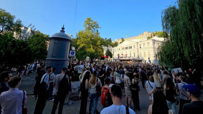 Парад идиотов: В Киеве массовое шествие в поддержку Федорова на фоне атак «Гераней»