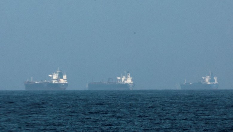 Гигантский нефтяной танкер остановлен в Ормузском проливе