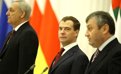 И.о. президента Южной Осетии поблагодарил Медведева и Путина