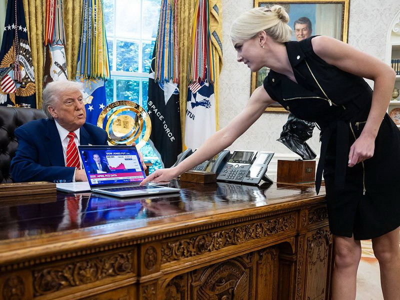 «Любовные письма Трампу»: в Белом доме разгорелся скандал из-за его 35-летней помощницы