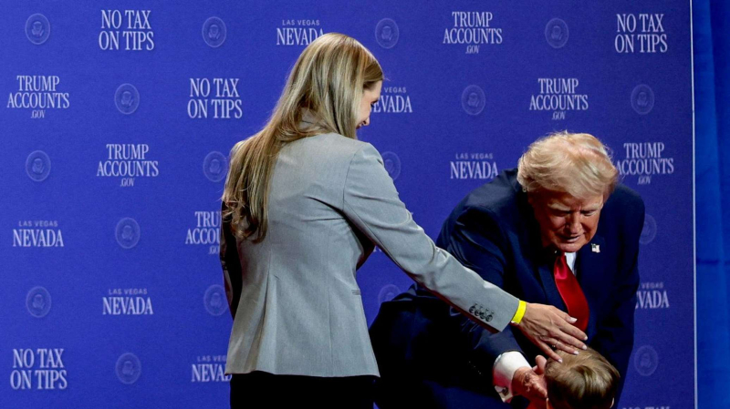 Не будь как Байден: Трамп не дал ребенку упасть со сцены в ходе выступления