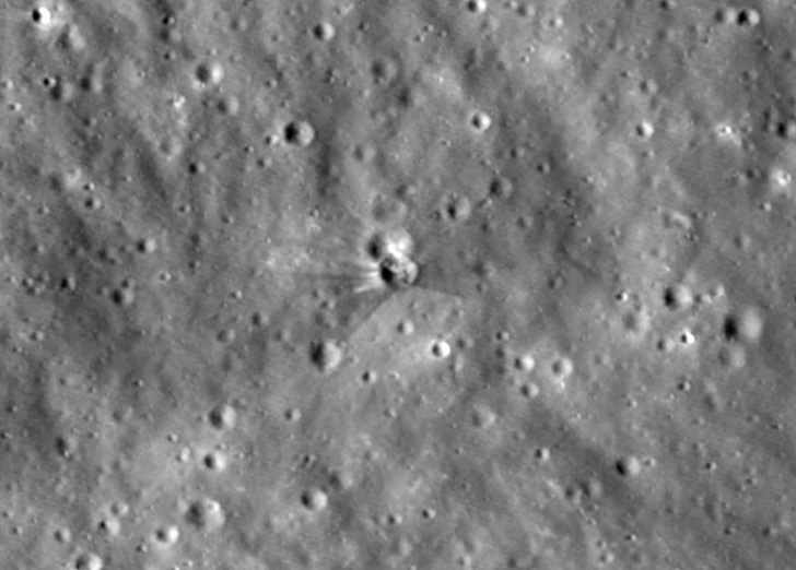 Последствия космического ДТП: аппарат NASA сфотографировал кратер на месте падения на Луну второй ступени ракеты-носителя Falcon 9