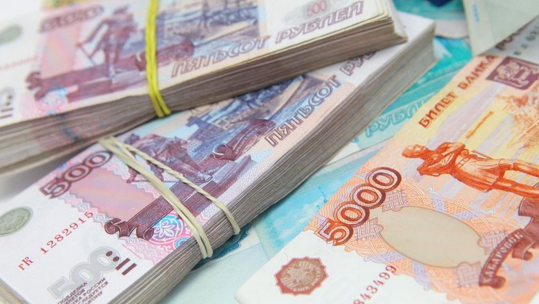 В 25 регионах зарплаты в мае превысили сто тысяч рублей