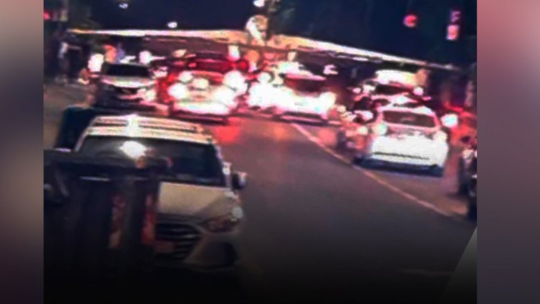 В Тбилиси самолёт, предположительно Су-25, зацепился за опору освещения