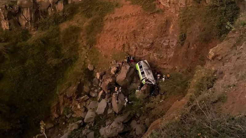Автобус со школьниками сорвался с обрыва в Кабо-Верде, погибло 25 человек