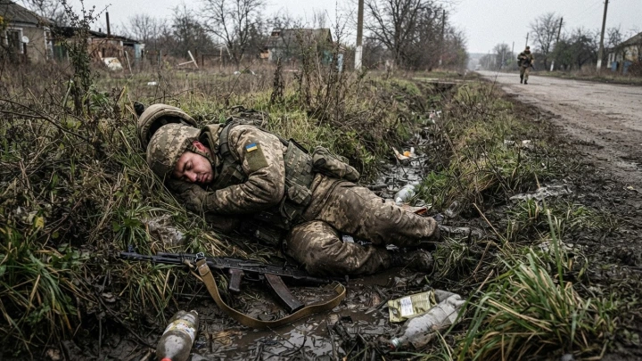 Крах «непобедимых»: украинцы отделали вдрызг пьяного разведчика-диверсанта прямо в канаве