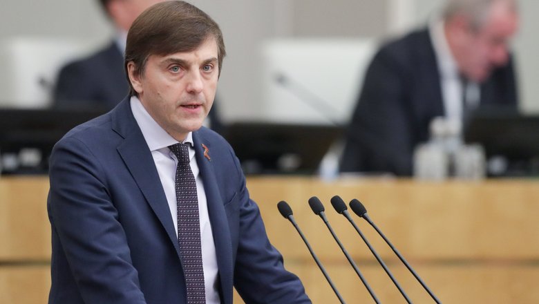 Кравцов заявил, что учебные программы по физике синхронизированы с ЕГЭ и ОГЭ