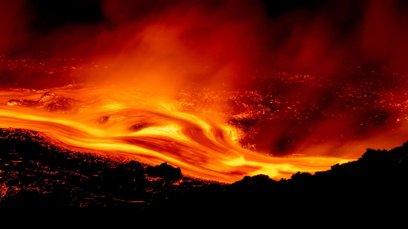 Вулкан Этна выбросил пепел на высоту 4 км, аэропорт Катании временно закрыт